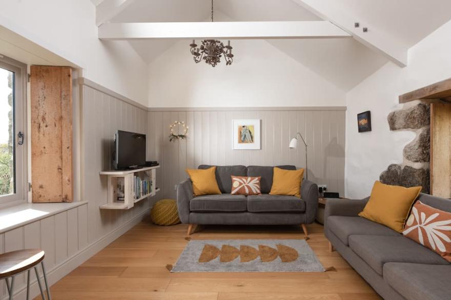 Idyllic rural retreat near Treen, Porthcurno,Mousehole, Minack Theatre, Beaches