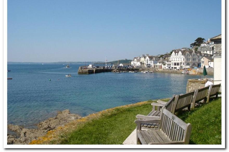 A south facing  Georgian cottage by the sea in St. Mawes