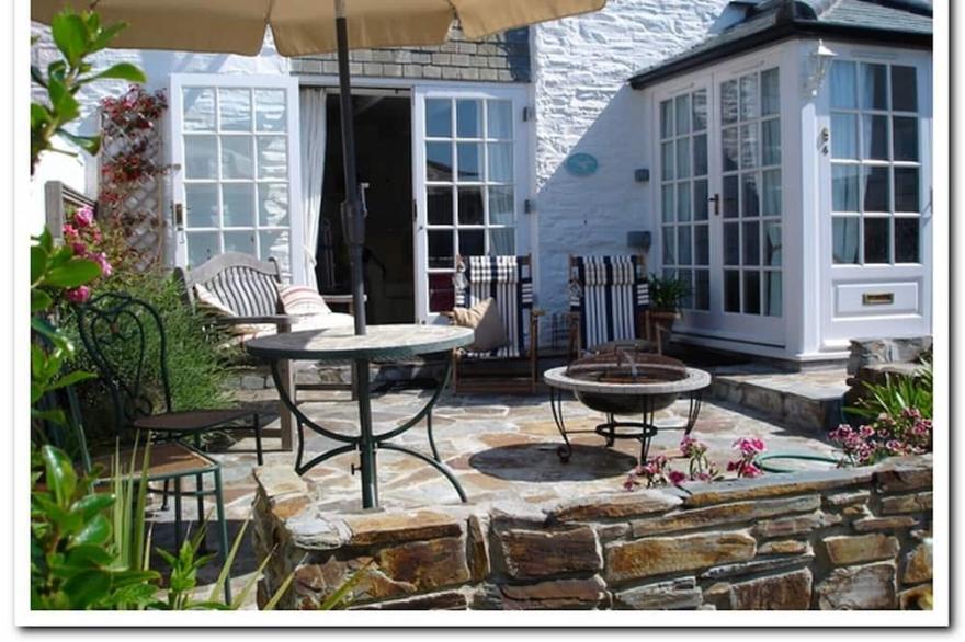 A south facing  Georgian cottage by the sea in St. Mawes