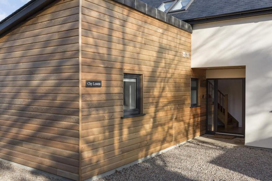 5 Bedroom house overlooking Porthmeor Beach, hot tub, parking, wifi sleeps 10