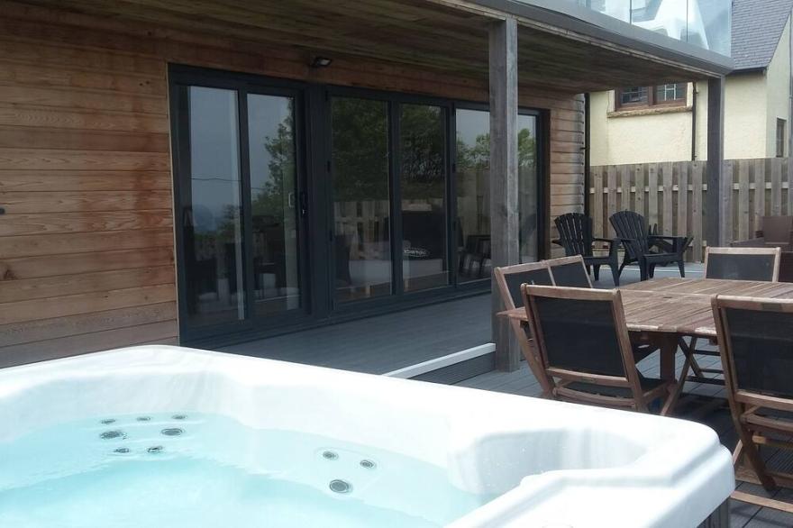 5 Bedroom house overlooking Porthmeor Beach, hot tub, parking, wifi sleeps 10