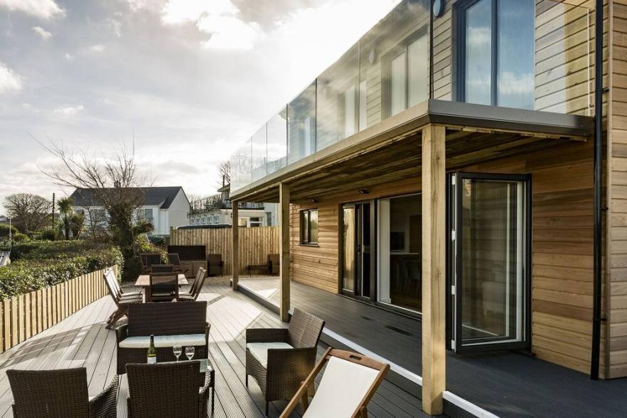 5 Bedroom house overlooking Porthmeor Beach, hot tub, parking, wifi sleeps 10