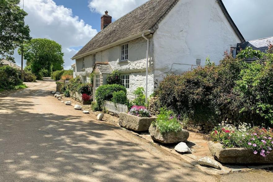 Charming Cottage, pet friendly, large garden, parking,rural,July vacancies
