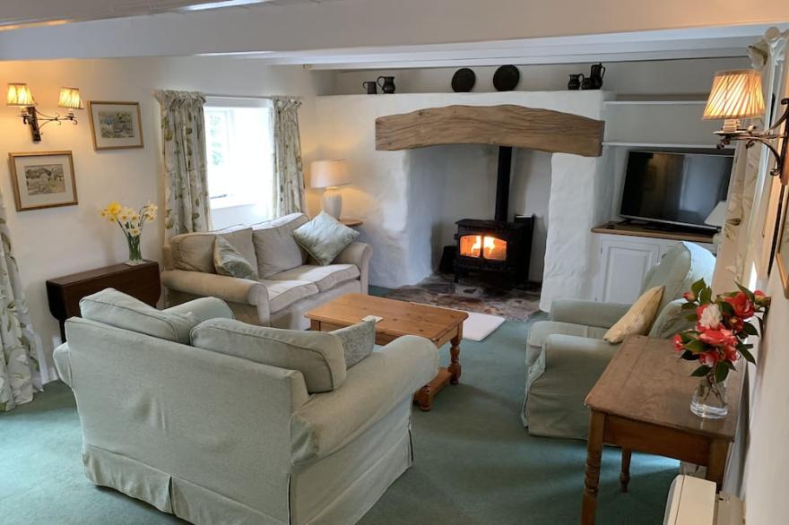 Charming Cottage, pet friendly, large garden, parking,rural,July vacancies