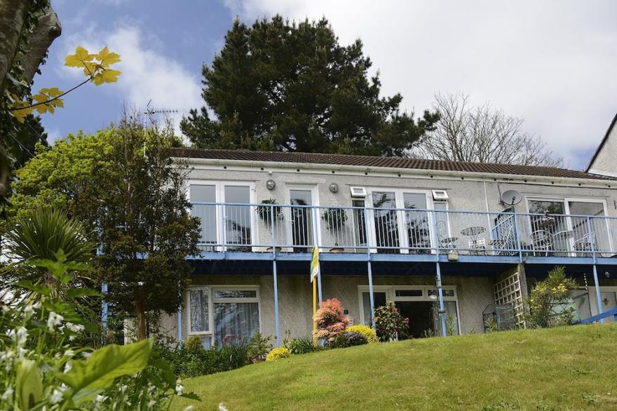 Beautiful Contemporary Apartment with Parking, 5 minutes walk from the Beach