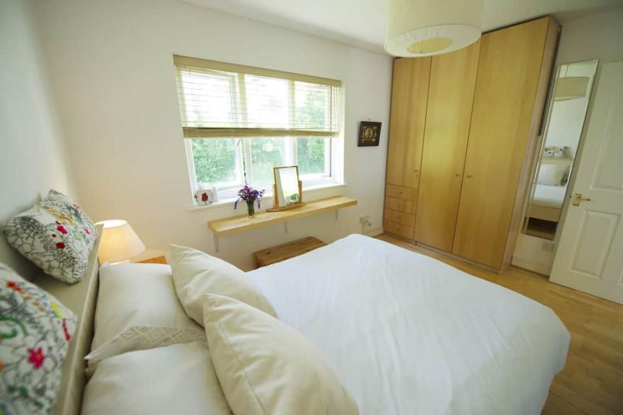 Beautiful Contemporary Apartment with Parking, 5 minutes walk from the Beach