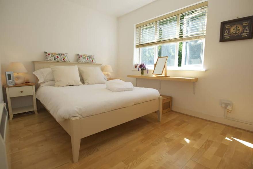 Beautiful Contemporary Apartment with Parking, 5 minutes walk from the Beach