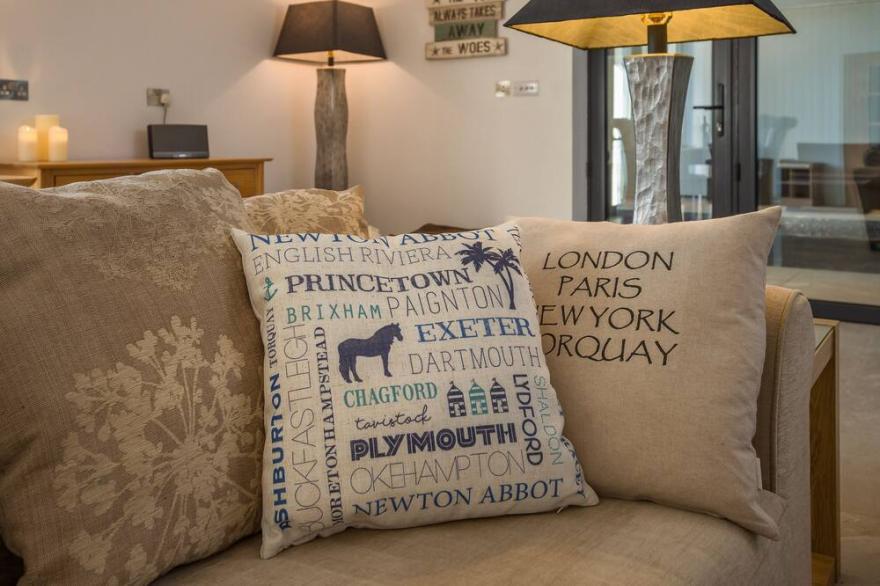 Luxury Apartment - Sleeps 4 - Spectacular Views with Private  Pool and Hot Tub