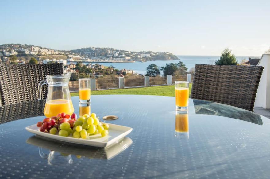 Luxury Apartment - Sleeps 4 - Spectacular Views with Private  Pool and Hot Tub