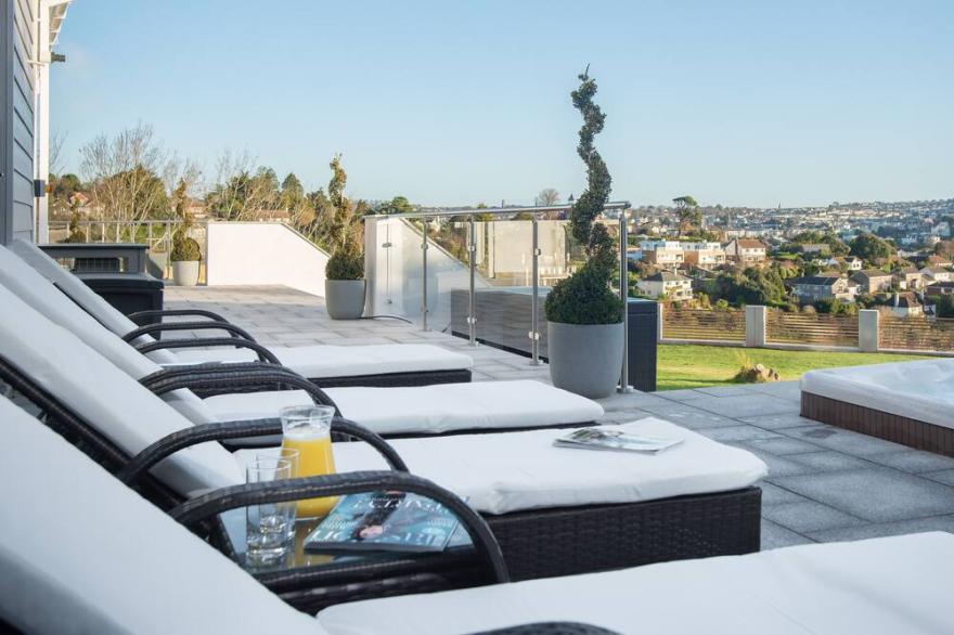 Luxury Apartment - Sleeps 4 - Spectacular Views with Private  Pool and Hot Tub
