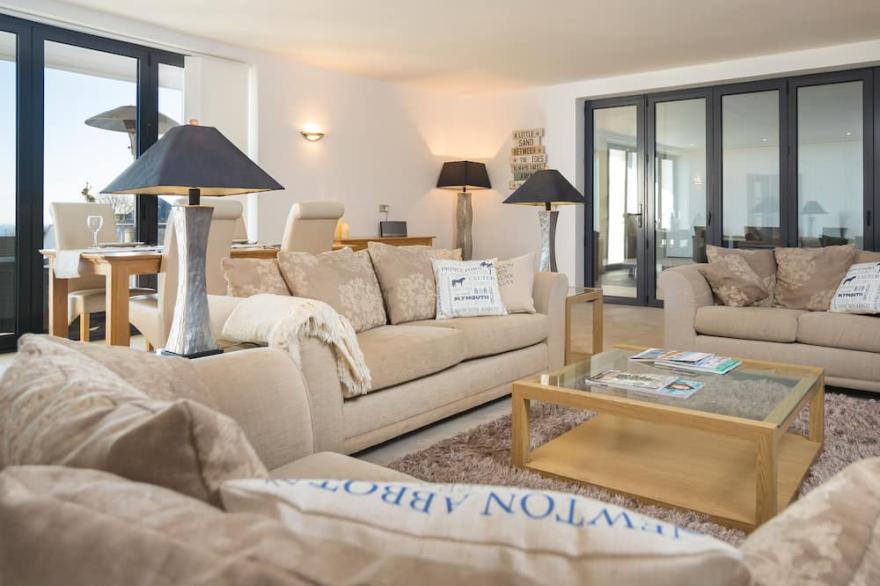 Luxury Apartment - Sleeps 4 - Spectacular Views with Private  Pool and Hot Tub