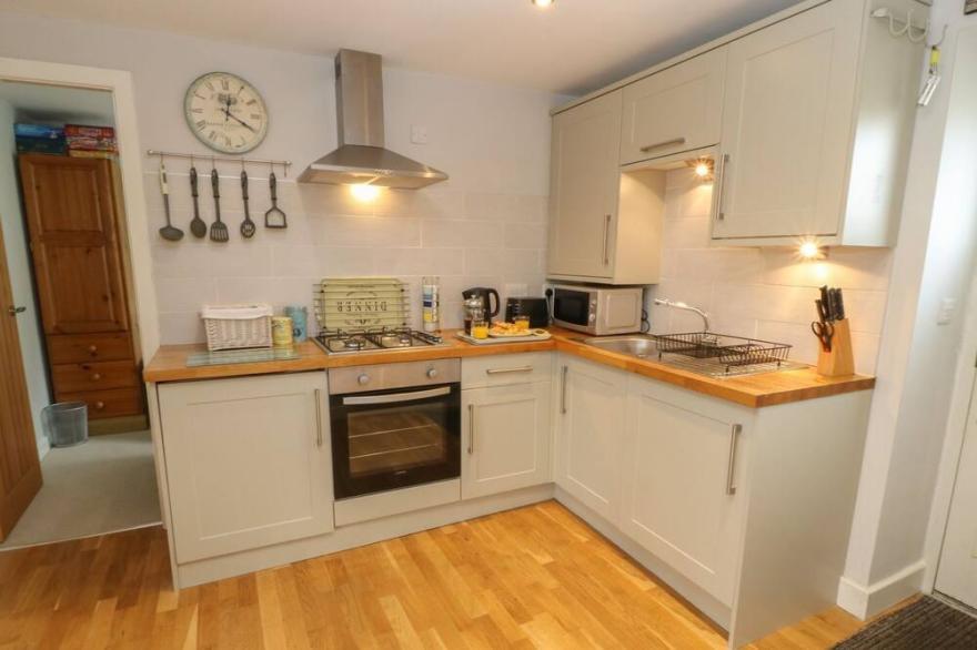 HOLMDALE COTTAGE, family friendly in Netherton, Yorkshire