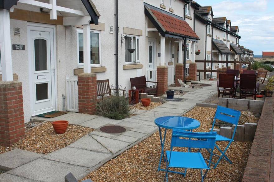 Seaside House, ideally located on the edge of the coastal village of Seahouses