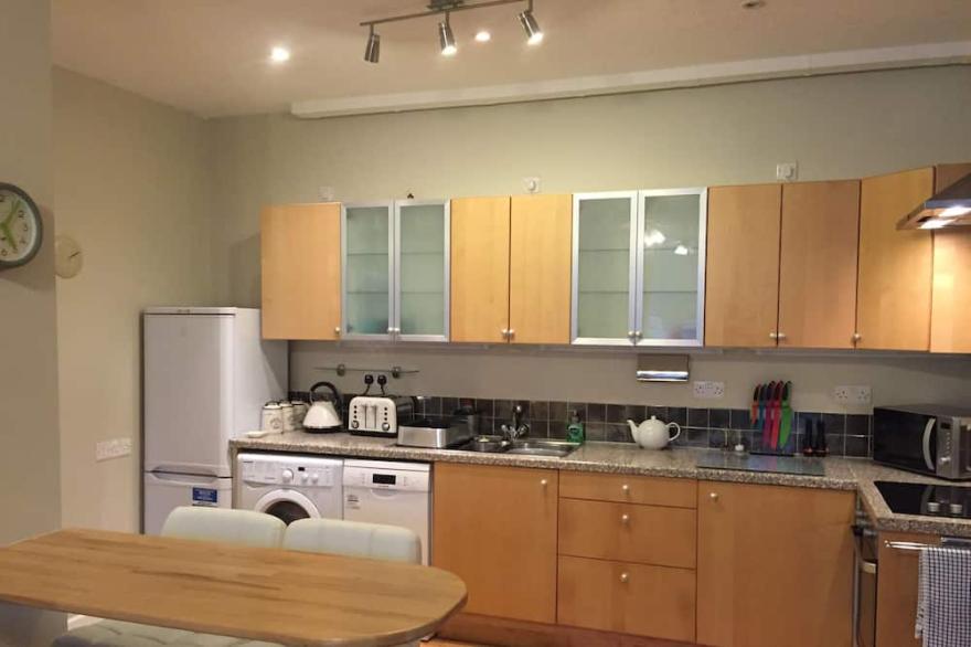 Lovely 3 Bed apartment-just 3 min walk from the beach.