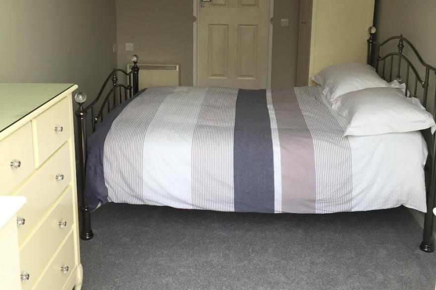 Lovely 3 Bed apartment-just 3 min walk from the beach.