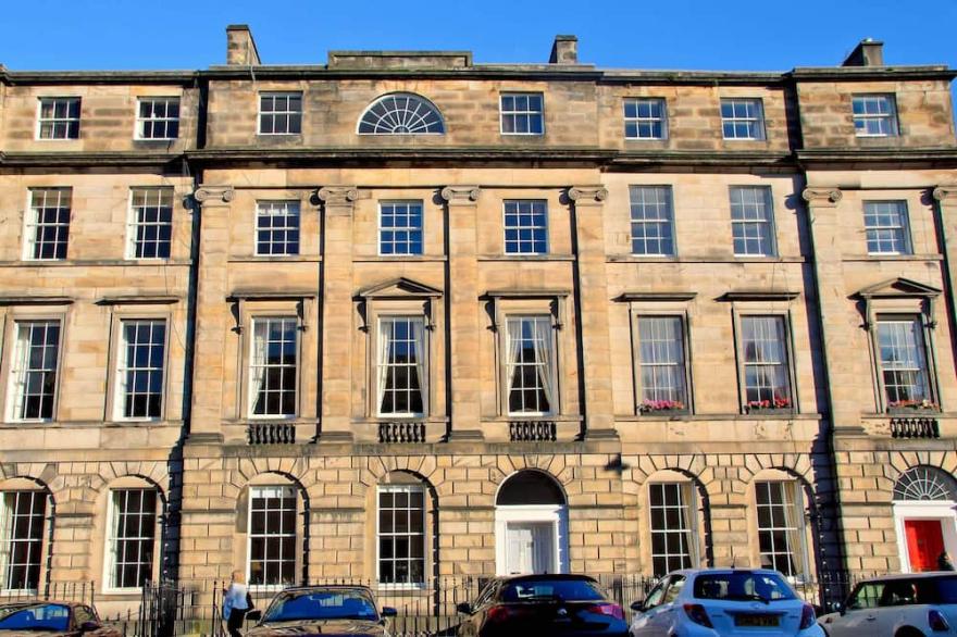 Beautiful 2-bedroomed 1800s apartment in fabulous central Edinburgh - sleeps 4