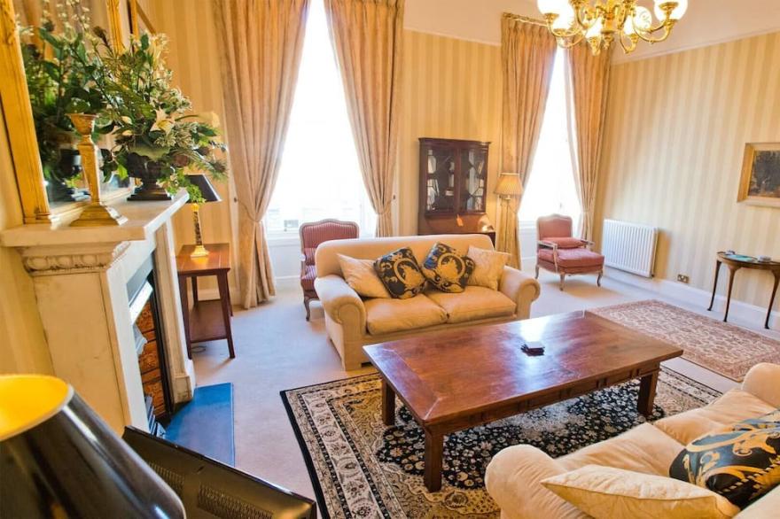 Beautiful 2-bedroomed 1800s apartment in fabulous central Edinburgh - sleeps 4