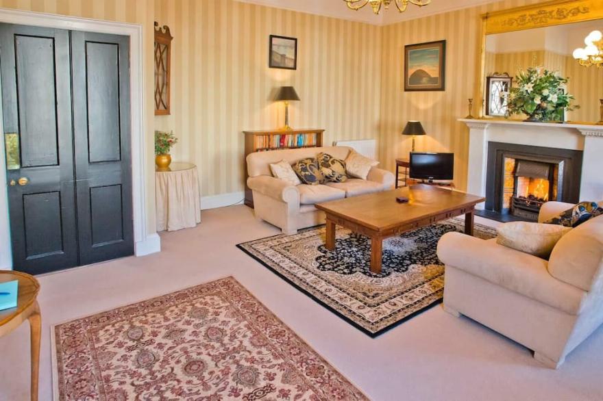 Beautiful 2-bedroomed 1800s apartment in fabulous central Edinburgh - sleeps 4