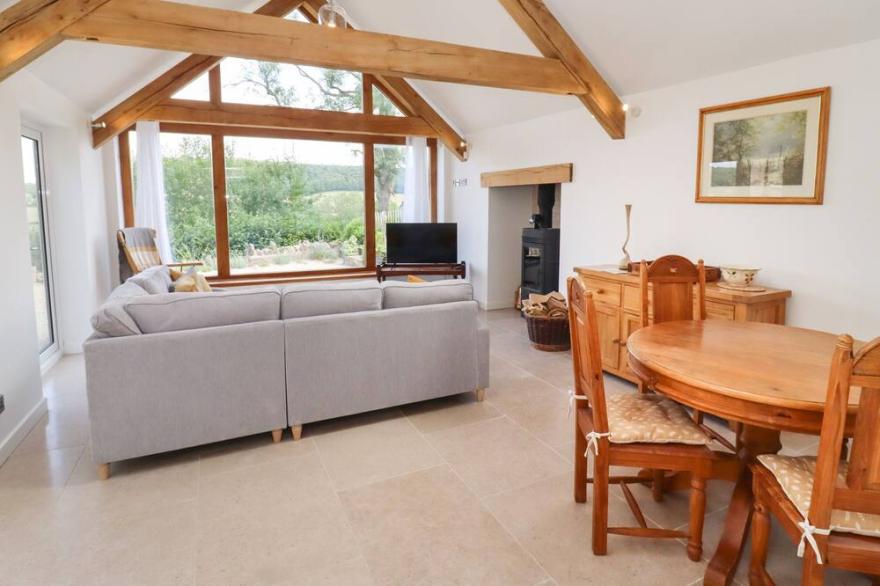 THE NOOK, pet friendly, luxury holiday cottage in Painswick