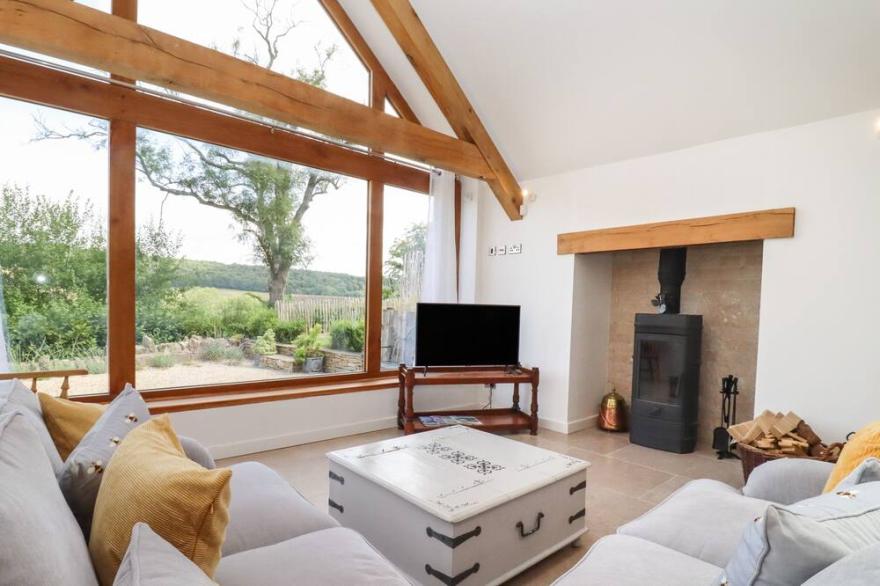 THE NOOK, pet friendly, luxury holiday cottage in Painswick
