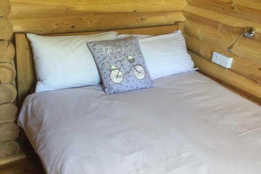Luxurious Log cabin with hot tub- Whitfield