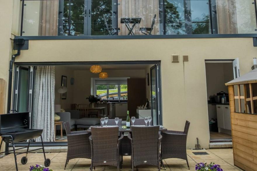 Sleeps 6 in 3 Bedrooms, walk into Truro & easy drive to beaches!