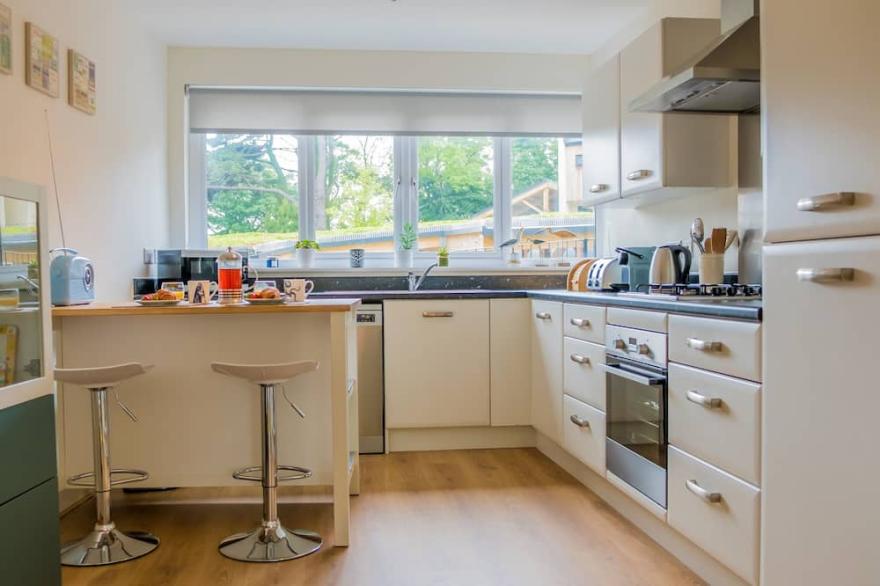 Sleeps 6 in 3 Bedrooms, walk into Truro & easy drive to beaches!