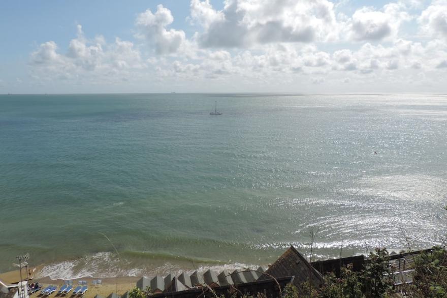 Character Stone Cottage, Heart of the Old Village,10 mins walk to the beach!