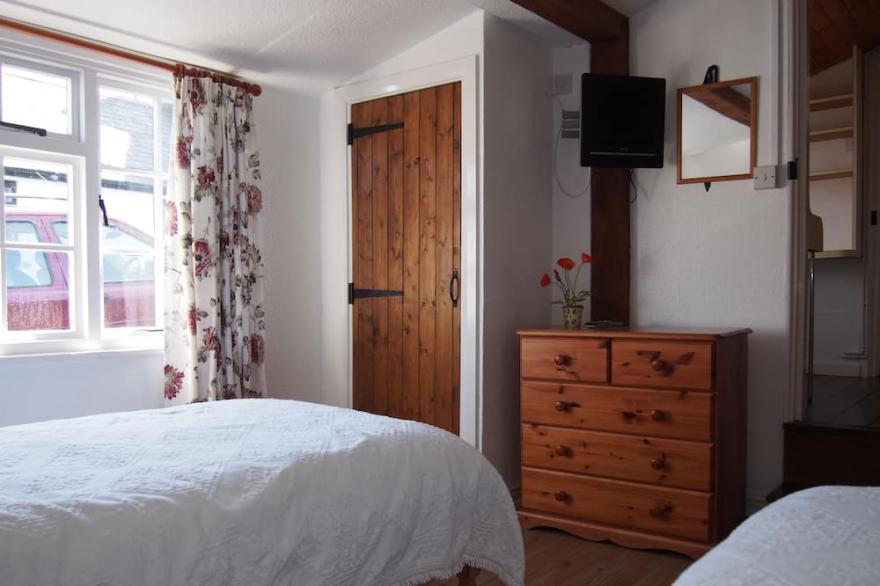 Lovely Devon cottage with private heated indoor swimming pool