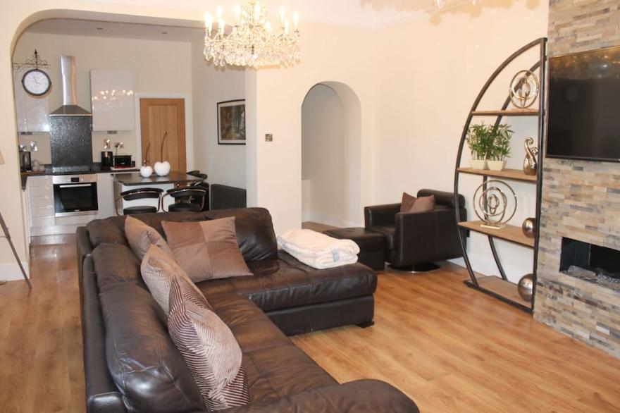 Fab Townhouse Within Bar Walls, short Walk to River & City. Parking for 2 cars.