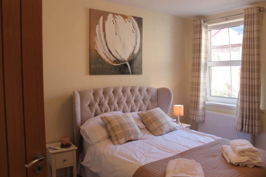 Fab Townhouse Within Bar Walls, short Walk to River & City. Parking for 2 cars.