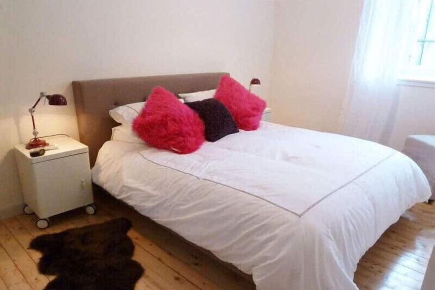 Apartment In Central Edinburgh, Scotland, In The Picturesque Dean Village