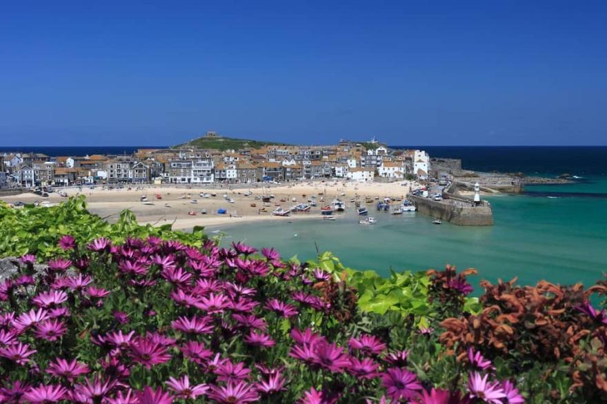 Stunning sea views, close to the centre of St Ives & car parking for upto 3 cars