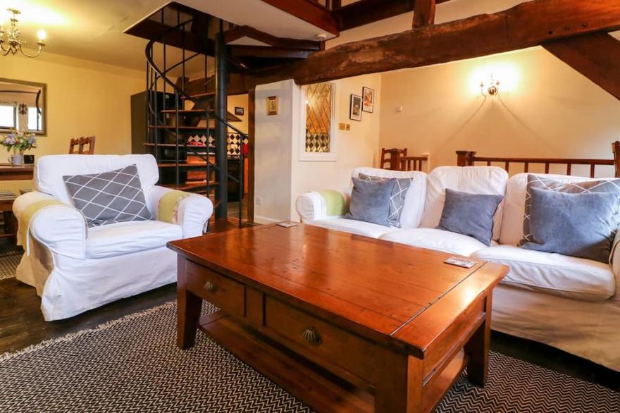 THE OLD CIDER PRESS, character holiday cottage in Broadway