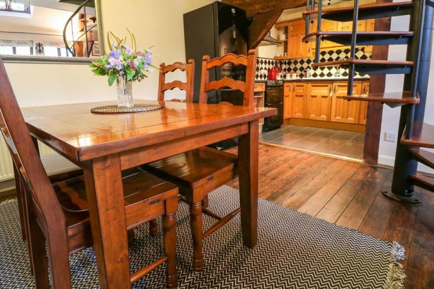 THE OLD CIDER PRESS, character holiday cottage in Broadway