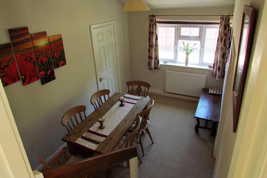 Cottage With Large Private Swimming Pool, WiFi,Views And Gardens