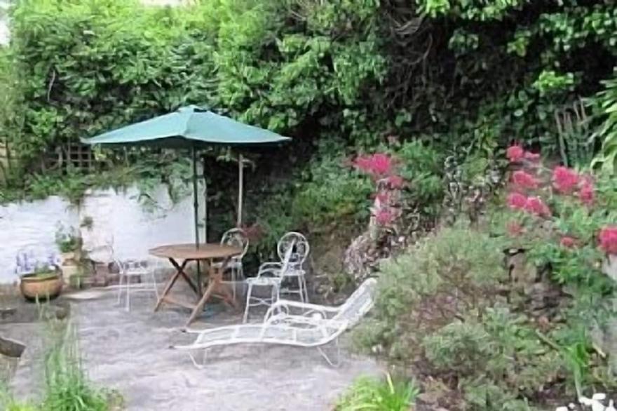 Family House, Large Garden, Sunny Terrace, 100 yards to stony beach.