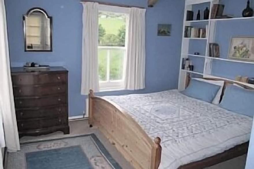 Family House, Large Garden, Sunny Terrace, 100 yards to stony beach.