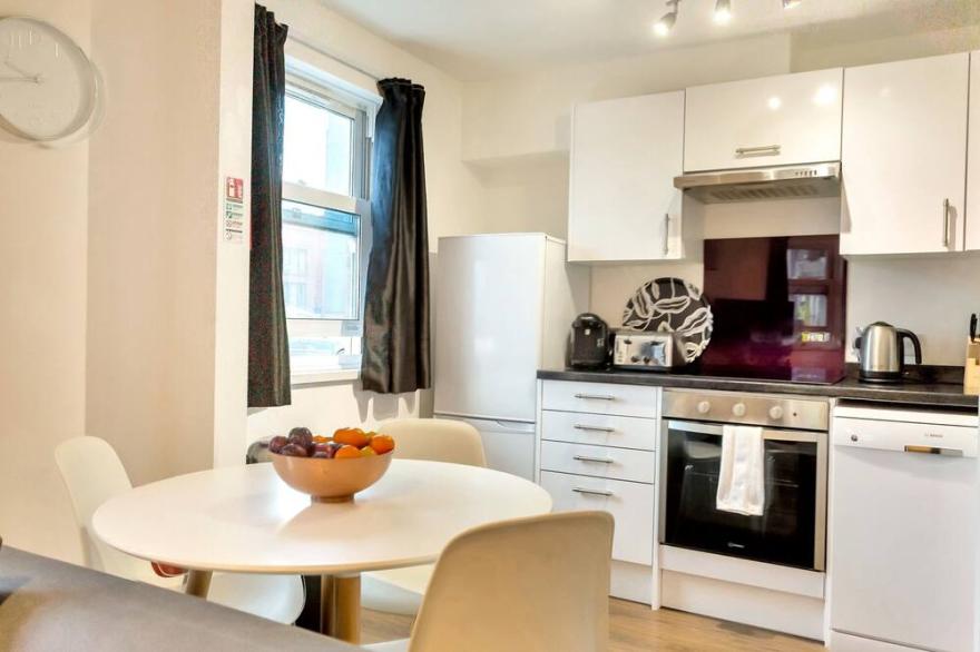 Flat 1, Cheltenham, St George's - Light and airy 3 bedroom self contained apartment in central loca
