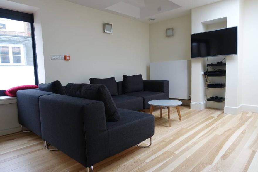 Modern Family House In Farringdon, Central London. Sleeps 6, 3 bedrooms, 2 bath