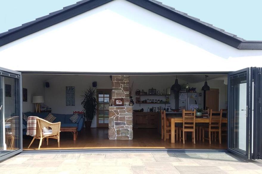Luxury bungalow, stunning views, only minutes from beautiful Crantock beach