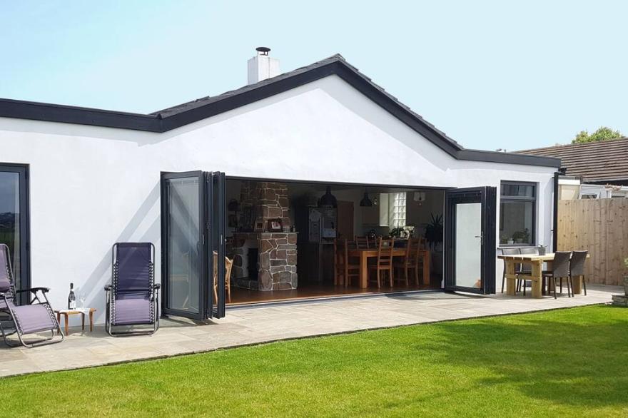 Luxury bungalow, stunning views, only minutes from beautiful Crantock beach