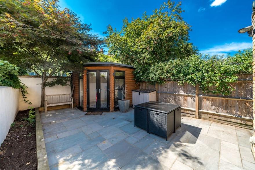 ALTIDO 2-bedroom flat w/ garden in Battersea