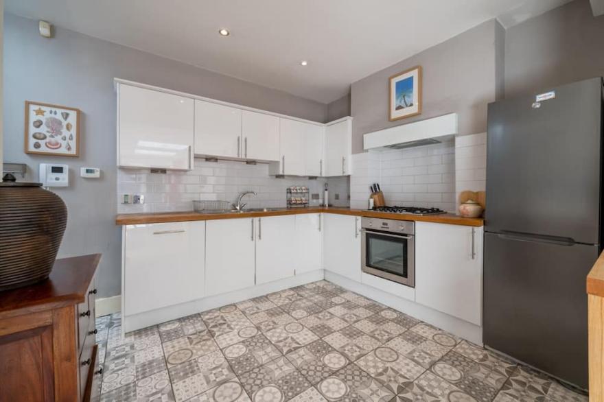ALTIDO 2-bedroom flat w/ garden in Battersea