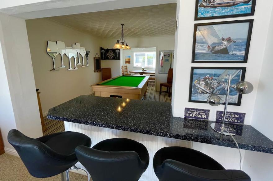 Refurb 2023 large house sleep 13, 5 min walk to beach, Dogs welcome + games room