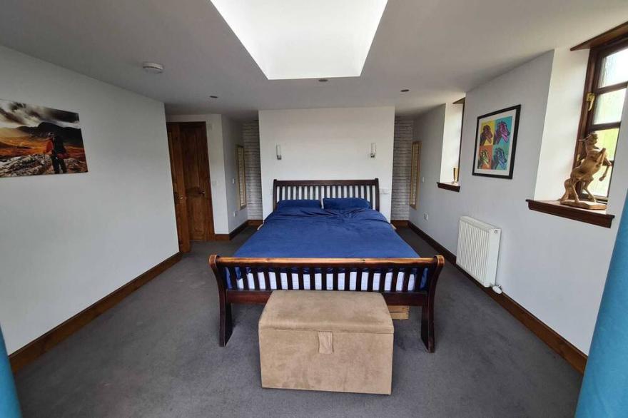 Four bedroom cottage near Loch Leven with hot tub