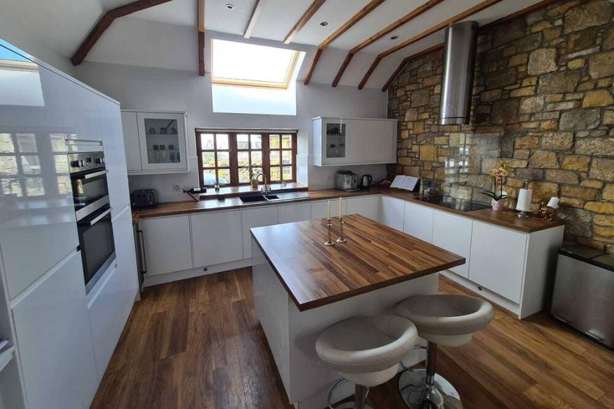 Four bedroom cottage near Loch Leven with hot tub