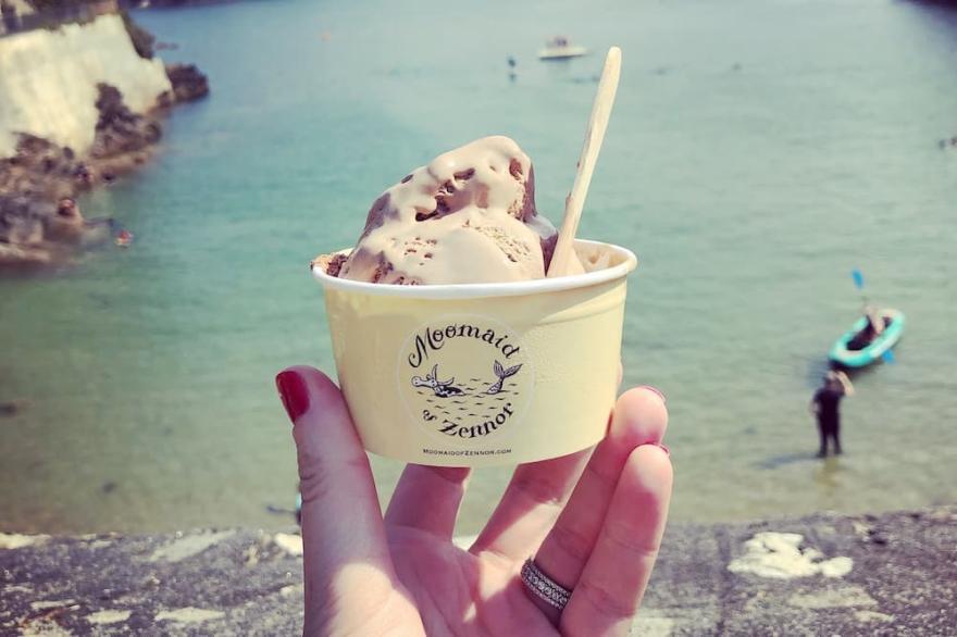 5 min walk into town - estuary views