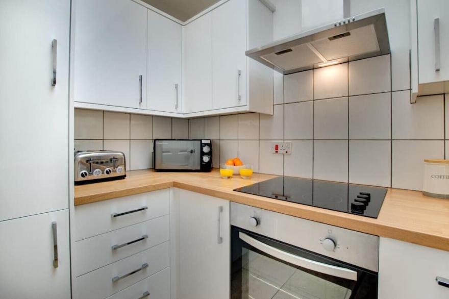 Aloha Cottage - Two Bedroom House, Sleeps 4