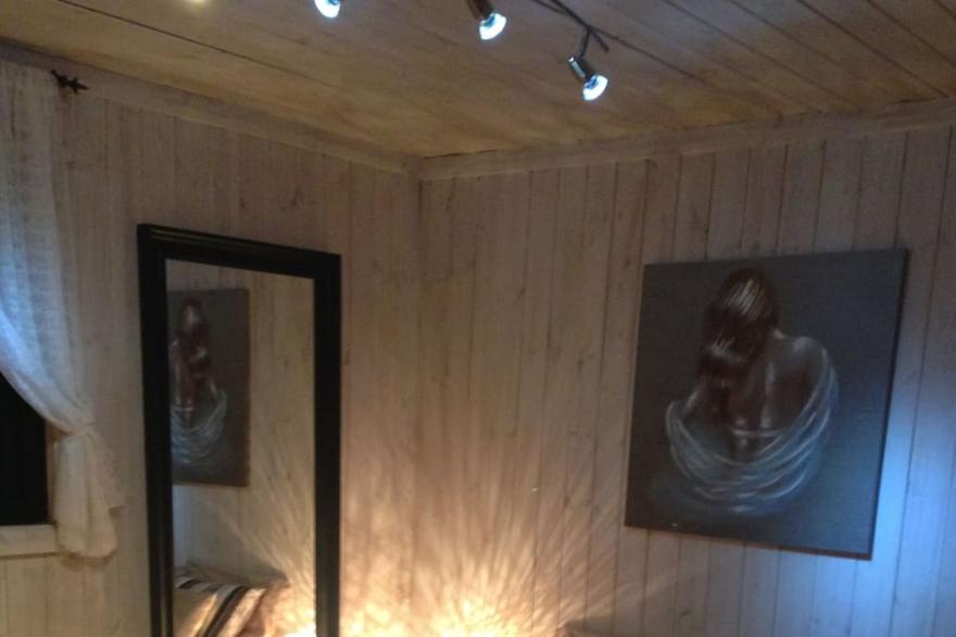 Chalet in beautiful gardens 20 mins from London